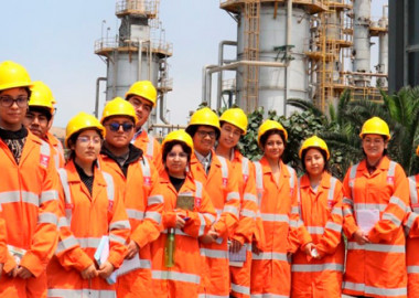 Estudiantes de Ingeniería Química realizan visita técnica a la Refinería d