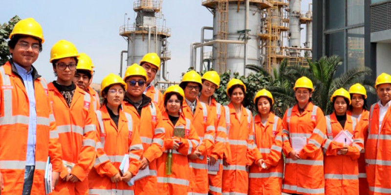 Estudiantes de Ingeniería Química realizan visita técnica a la Refinería d